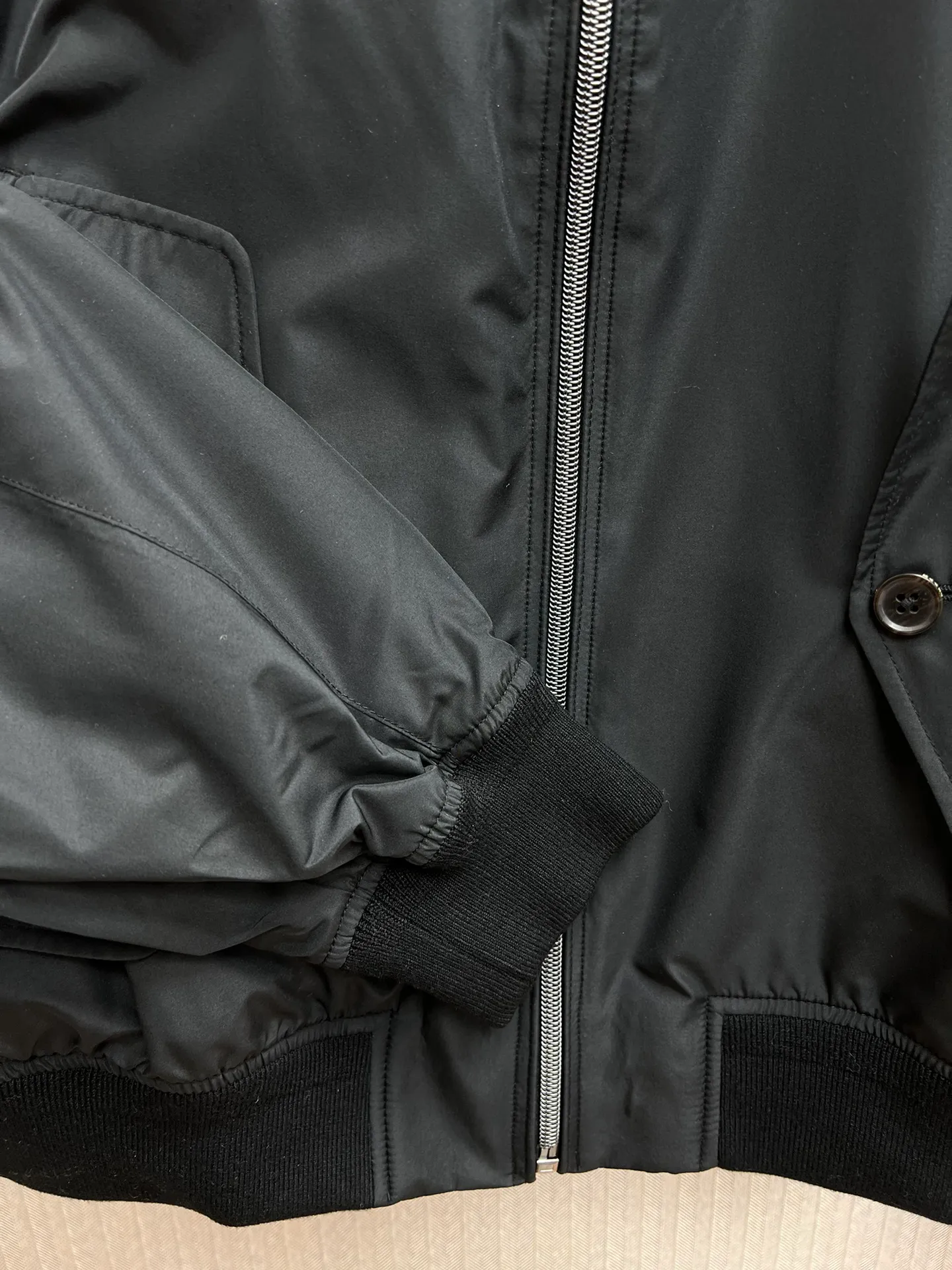 🅿️750 POLO 25ss new packable jacket. This jacket can be stored in its own jacket and can be hung on the luggage handle after being stored. It is ideal for travel. It is made of waterproof fabric and equipped with multiple pockets to store your regular supplies. Size: M.L.XL.XXL.